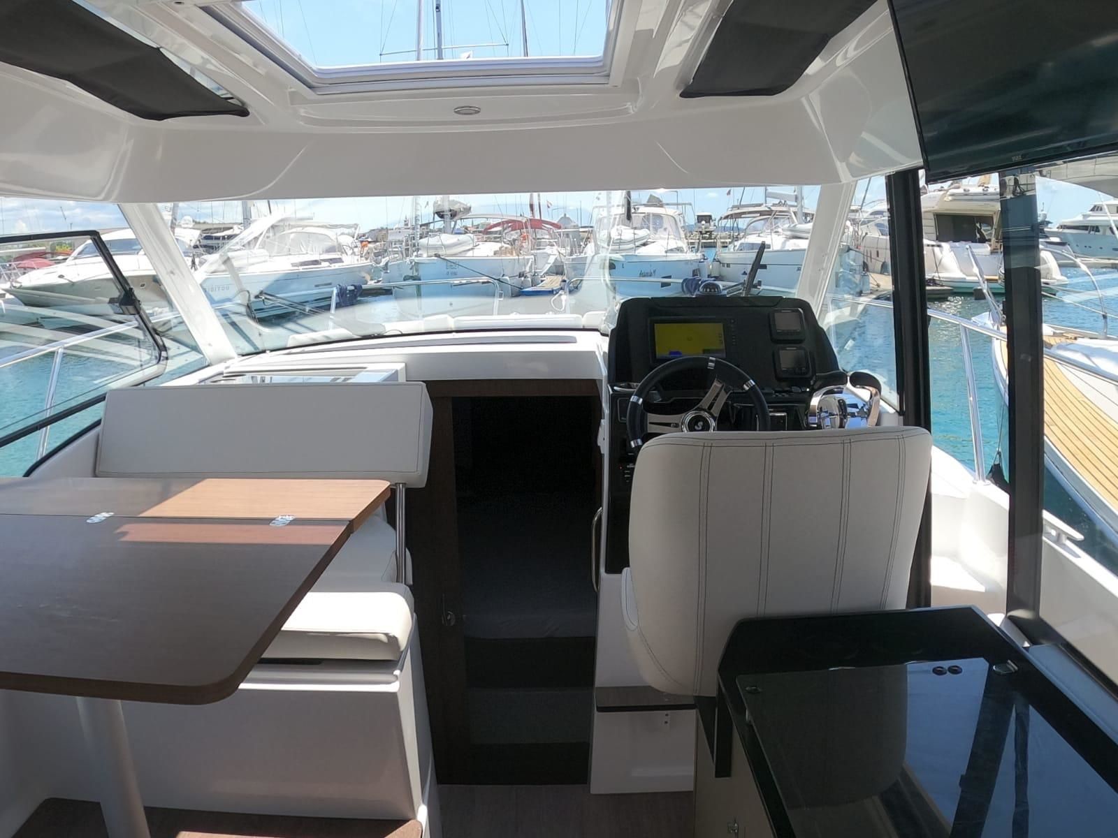 Beneteau Antares 9 | Queen Korina