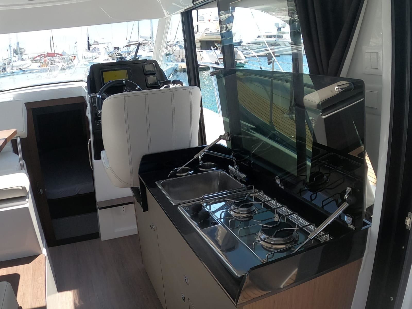 Beneteau Antares 9 | Queen Korina