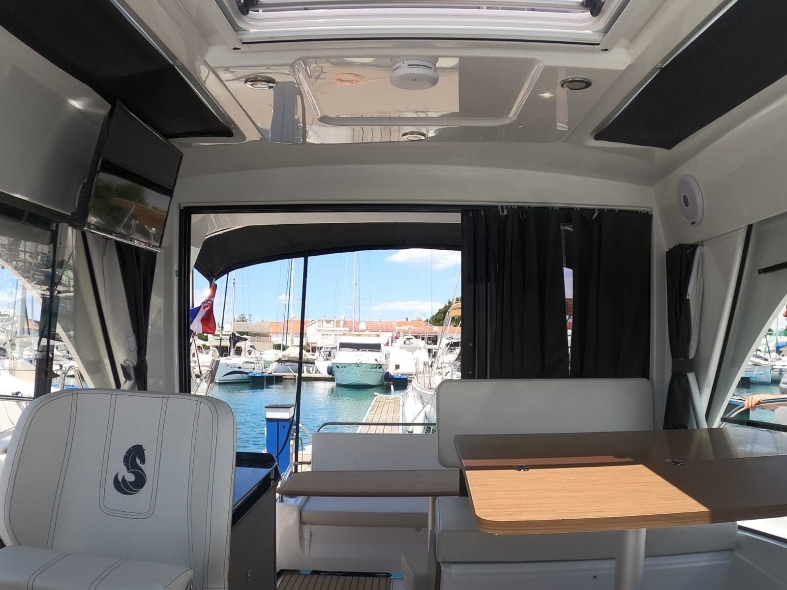 Beneteau Antares 9 | Queen Korina