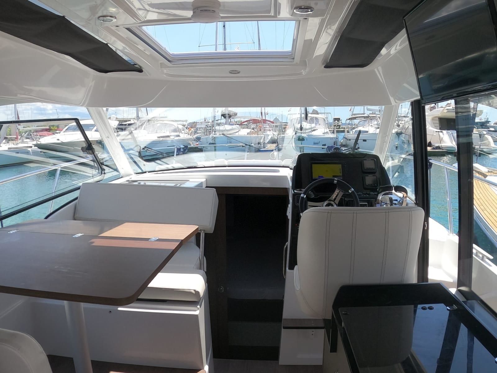 Beneteau Antares 9 | Queen Korina