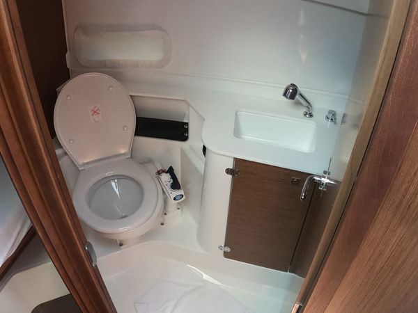 Beneteau Antares 9 | Queen Korina