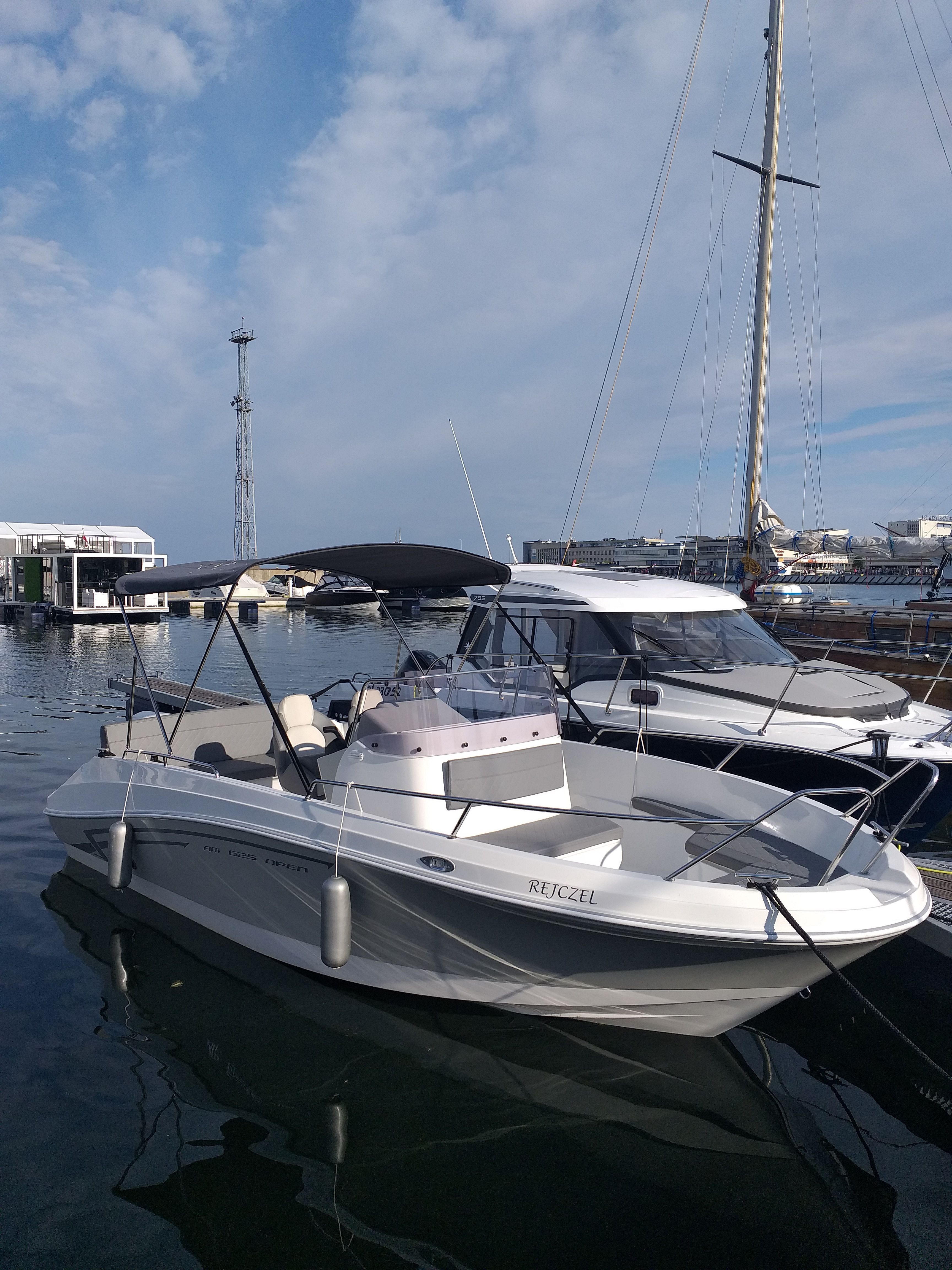 AM 625 Open | Rejczel