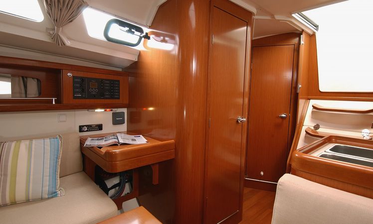 Beneteau Oceanis 34 | Dizzy Lizzy