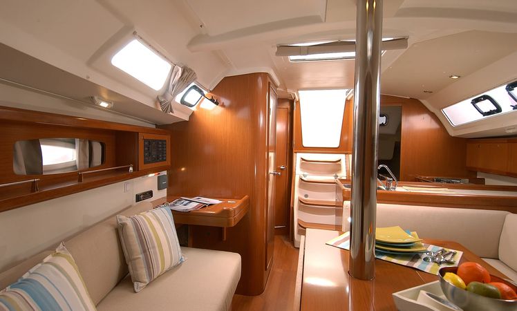 Beneteau Oceanis 34 | Dizzy Lizzy