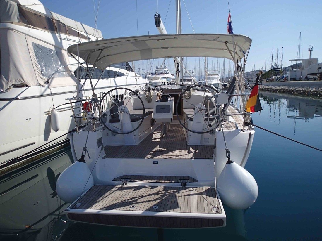 Bavaria Cruiser 37 | Into the Blue