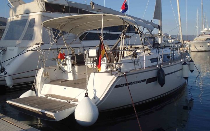 Bavaria Cruiser 37 | Into the Blue
