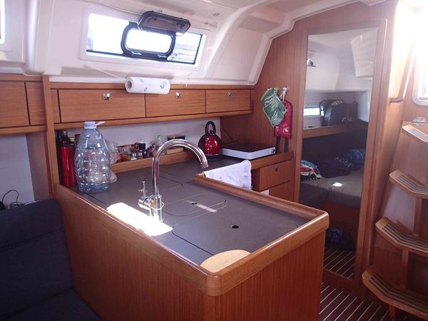 Bavaria Cruiser 37 | Into the Blue