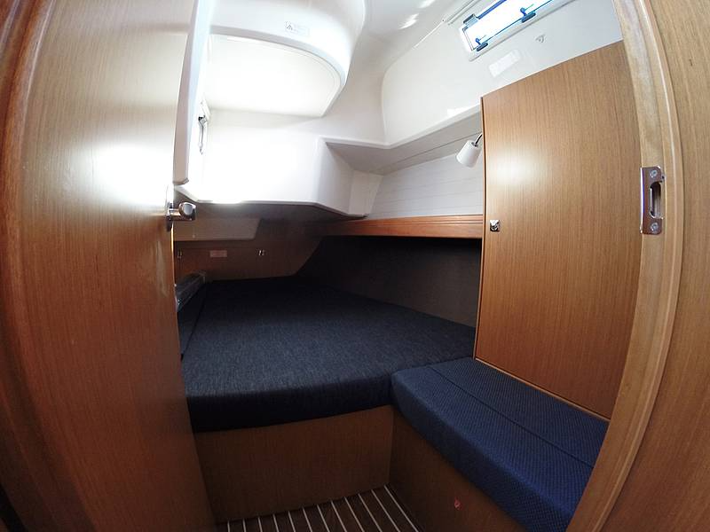 Bavaria Cruiser 37 | Into the Blue