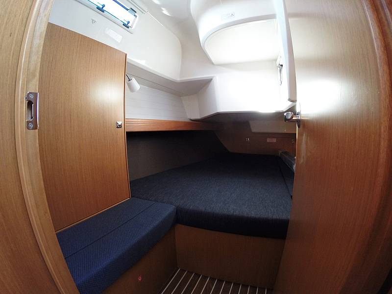 Bavaria Cruiser 37 | Into the Blue