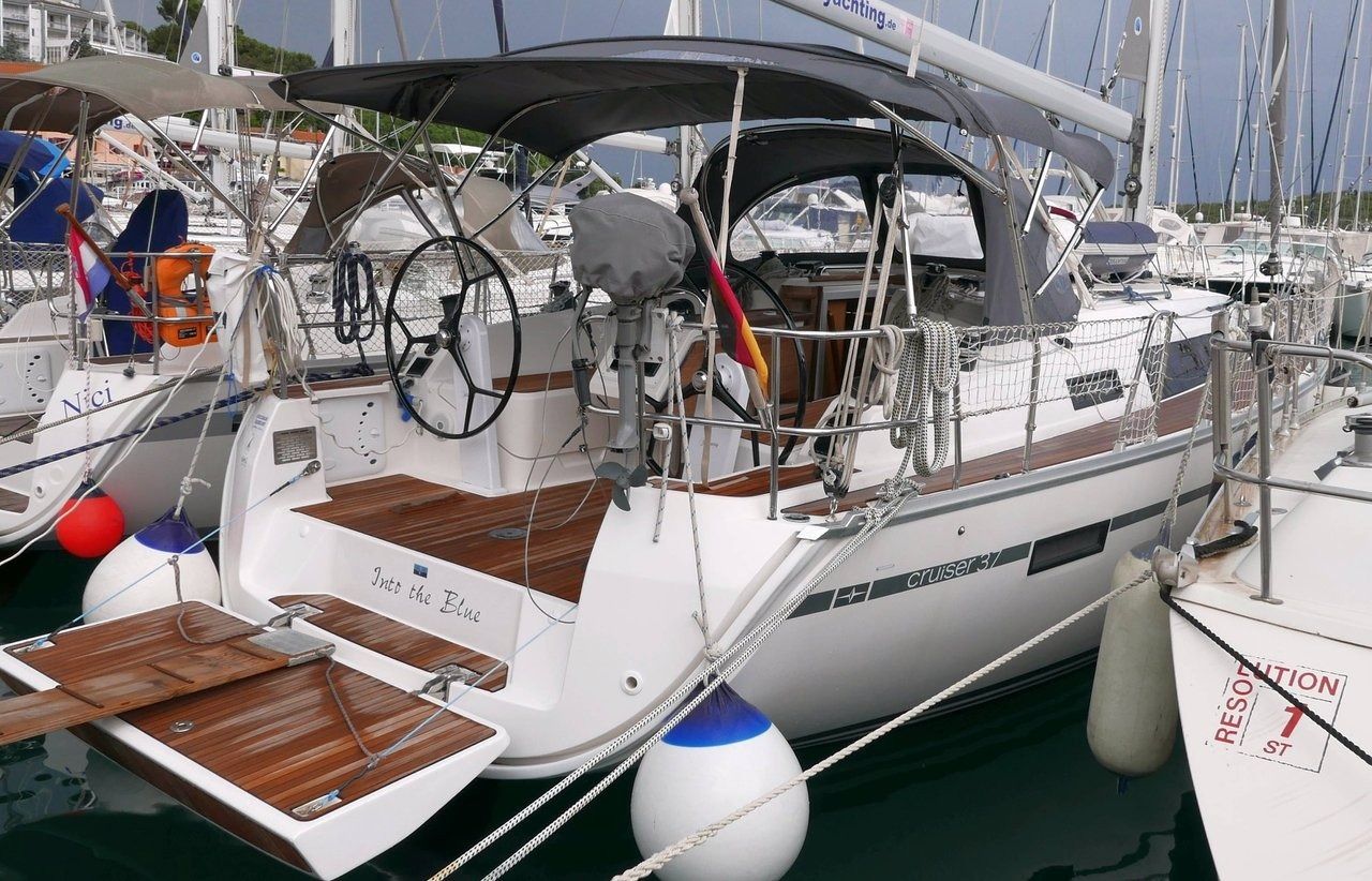 Bavaria Cruiser 37 | Into the Blue