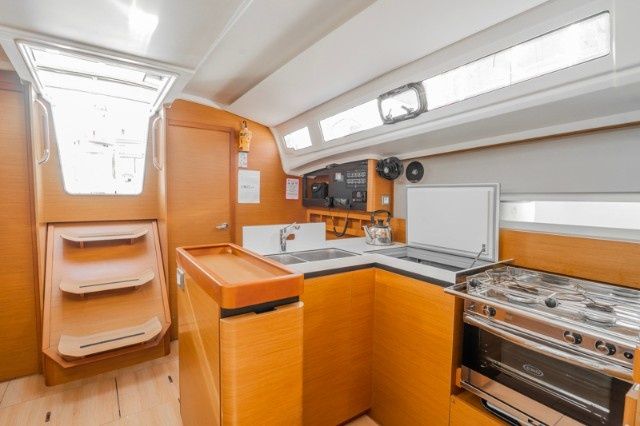 Jeanneau Sun Odyssey 410 | Salty