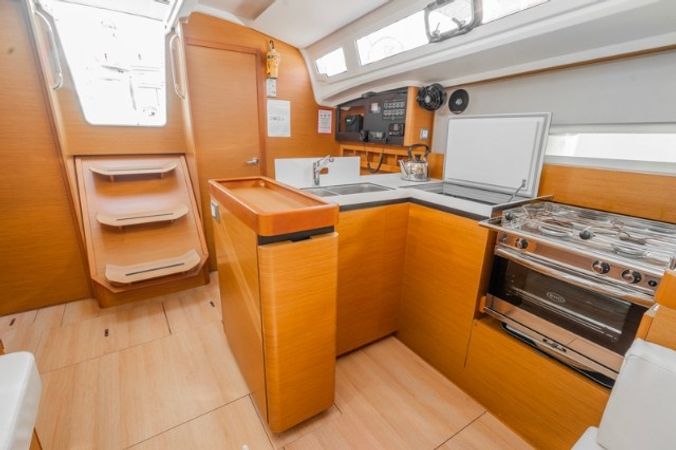 Jeanneau Sun Odyssey 410 | Salty