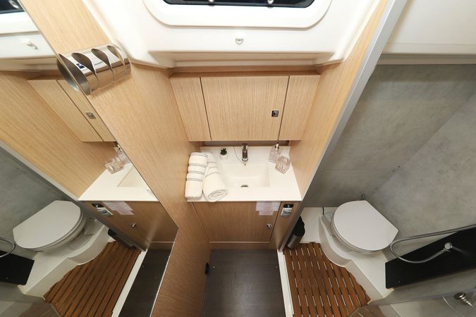 Bavaria C42 | Silver Seagull