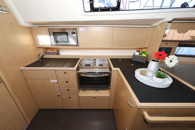 Bavaria C42 | Silver Seagull