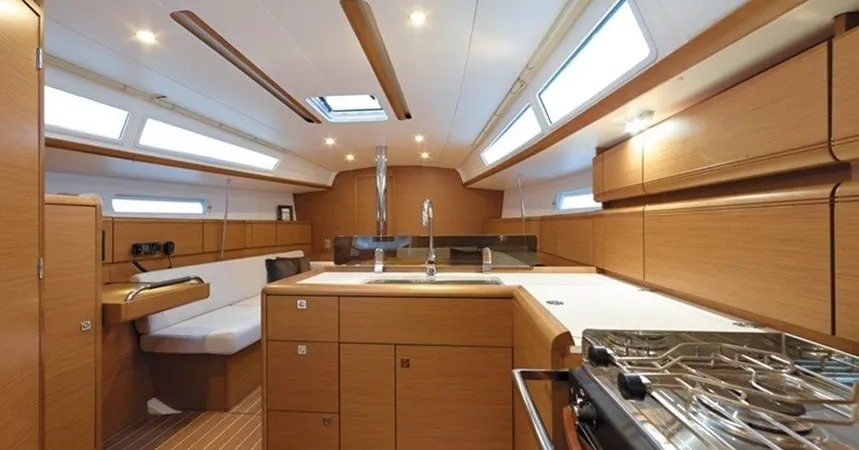 Jeanneau Sun Odyssey 379 | Mola 15 Breege8