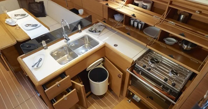 Jeanneau Sun Odyssey 379 | Mola 15 Breege9