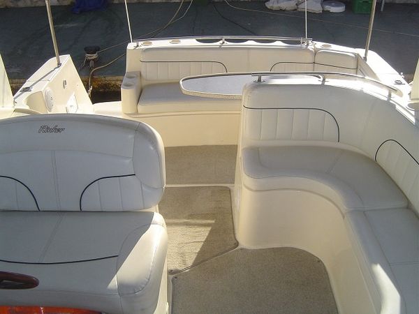 Rinker Fiesta Vee 310 | Me Voy