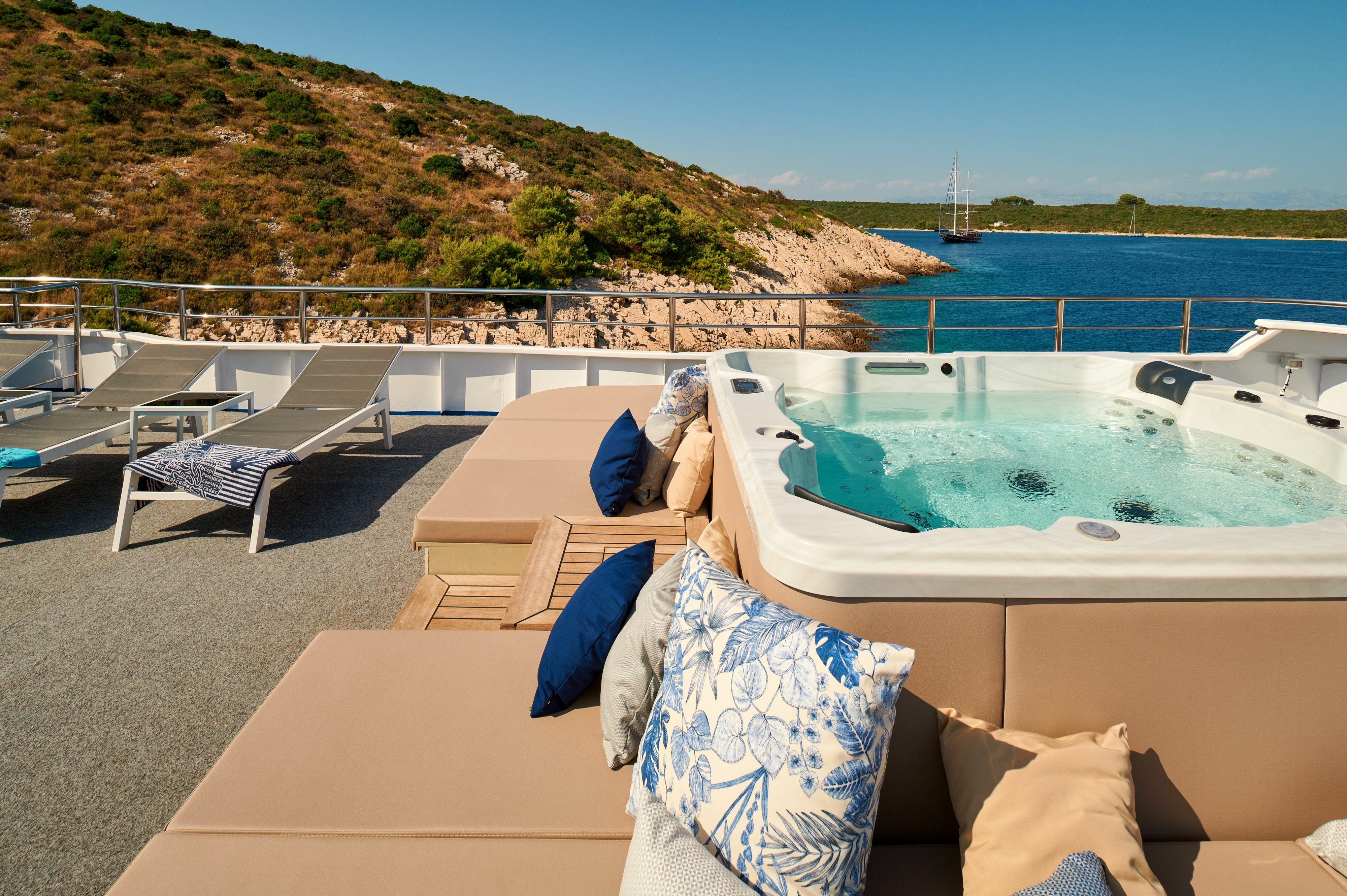 Custom Built Mini Cruiser | Lupus Mare