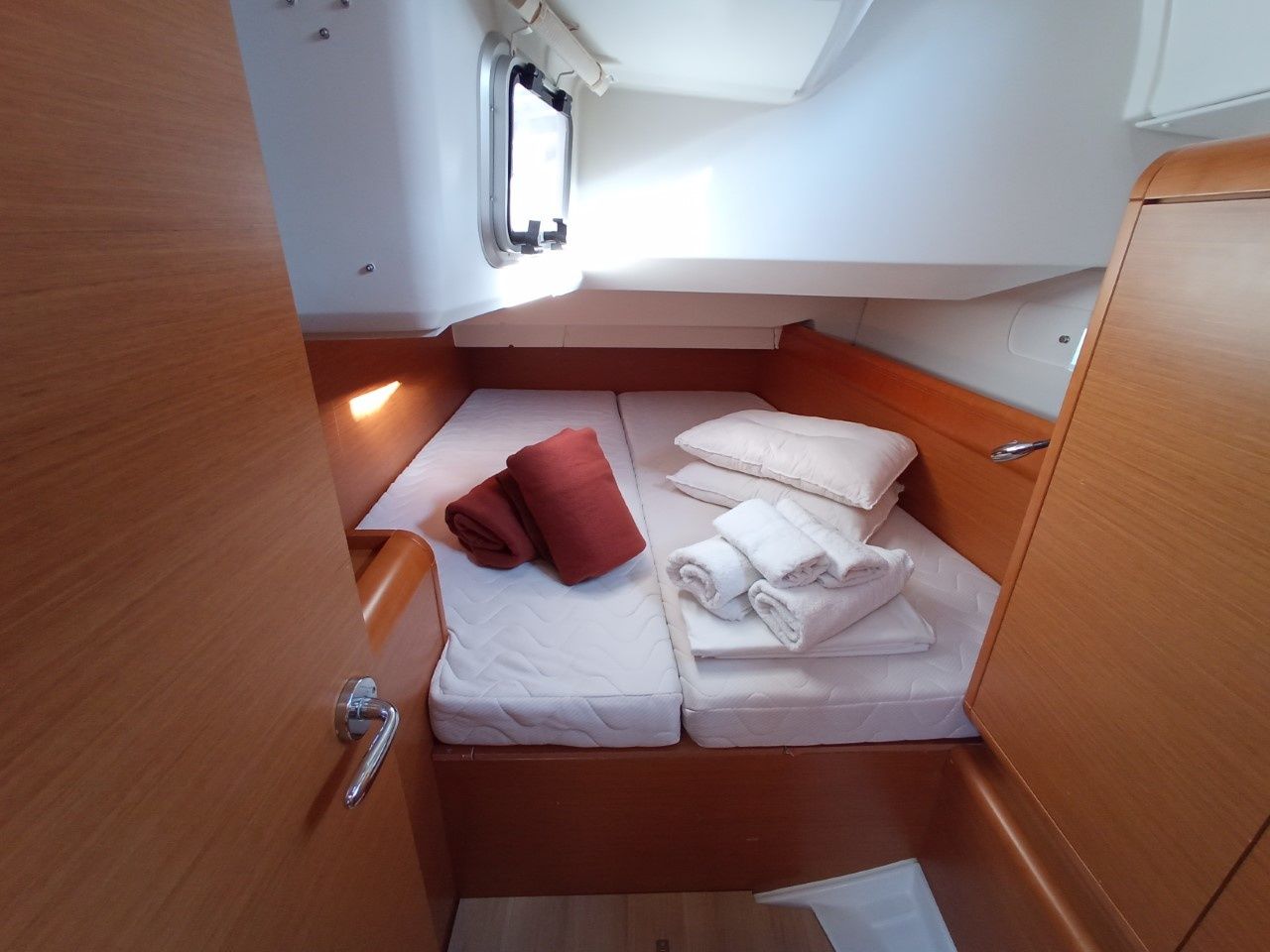 Jeanneau Sun Odyssey 439 | Blue Swan