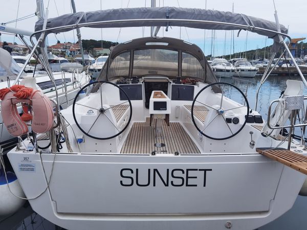 Dufour 382 | Sunset