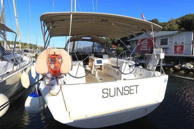 Dufour 382 | Sunset
