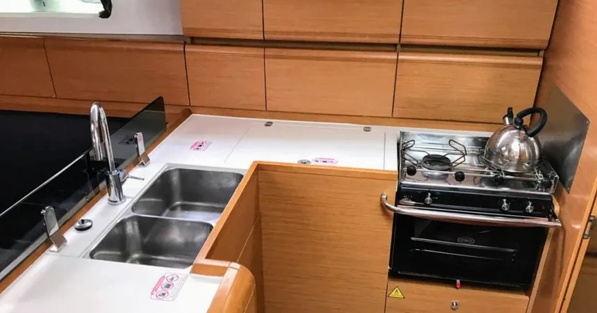 Jeanneau Sun Odyssey 439 | Sea & Sky7