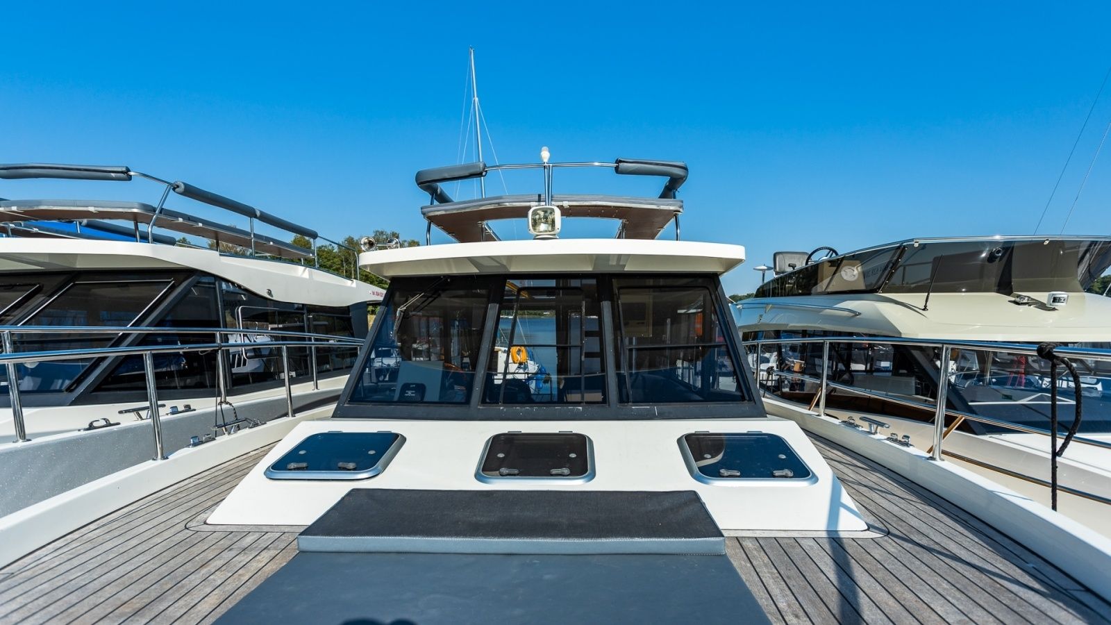 Cobra Yachts 40 | Bella Graphite