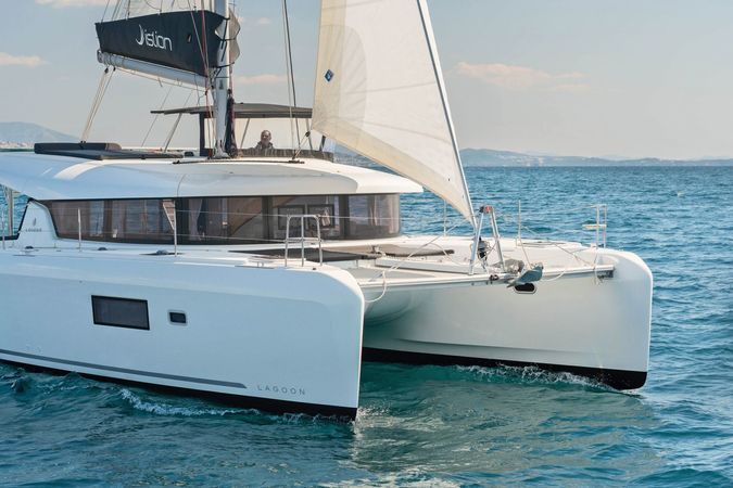 Lagoon 42 | White Waves