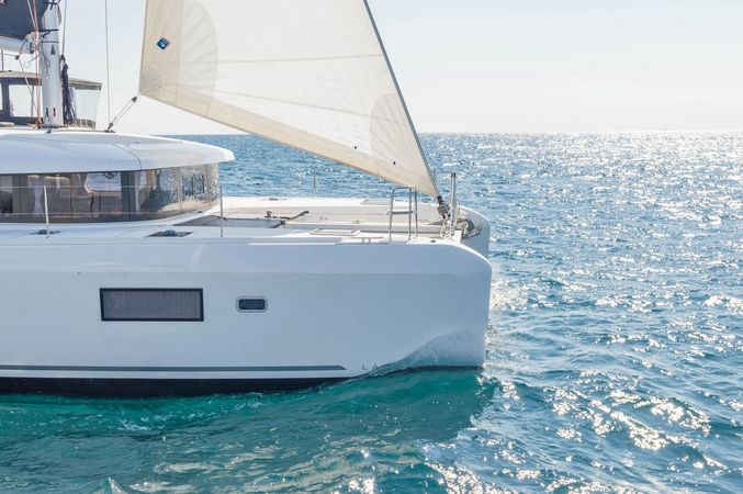 Lagoon 42 | White Waves