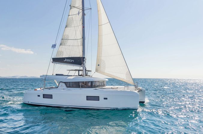 Lagoon 42 | White Waves