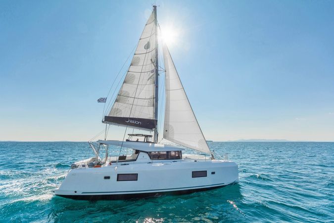Lagoon 42 | White Waves