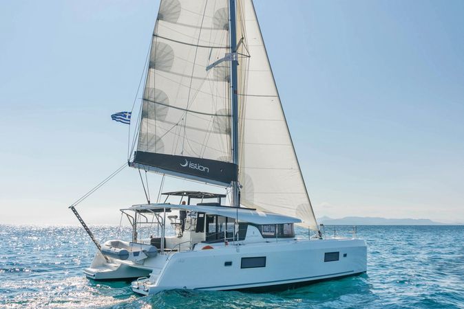 Lagoon 42 | White Waves