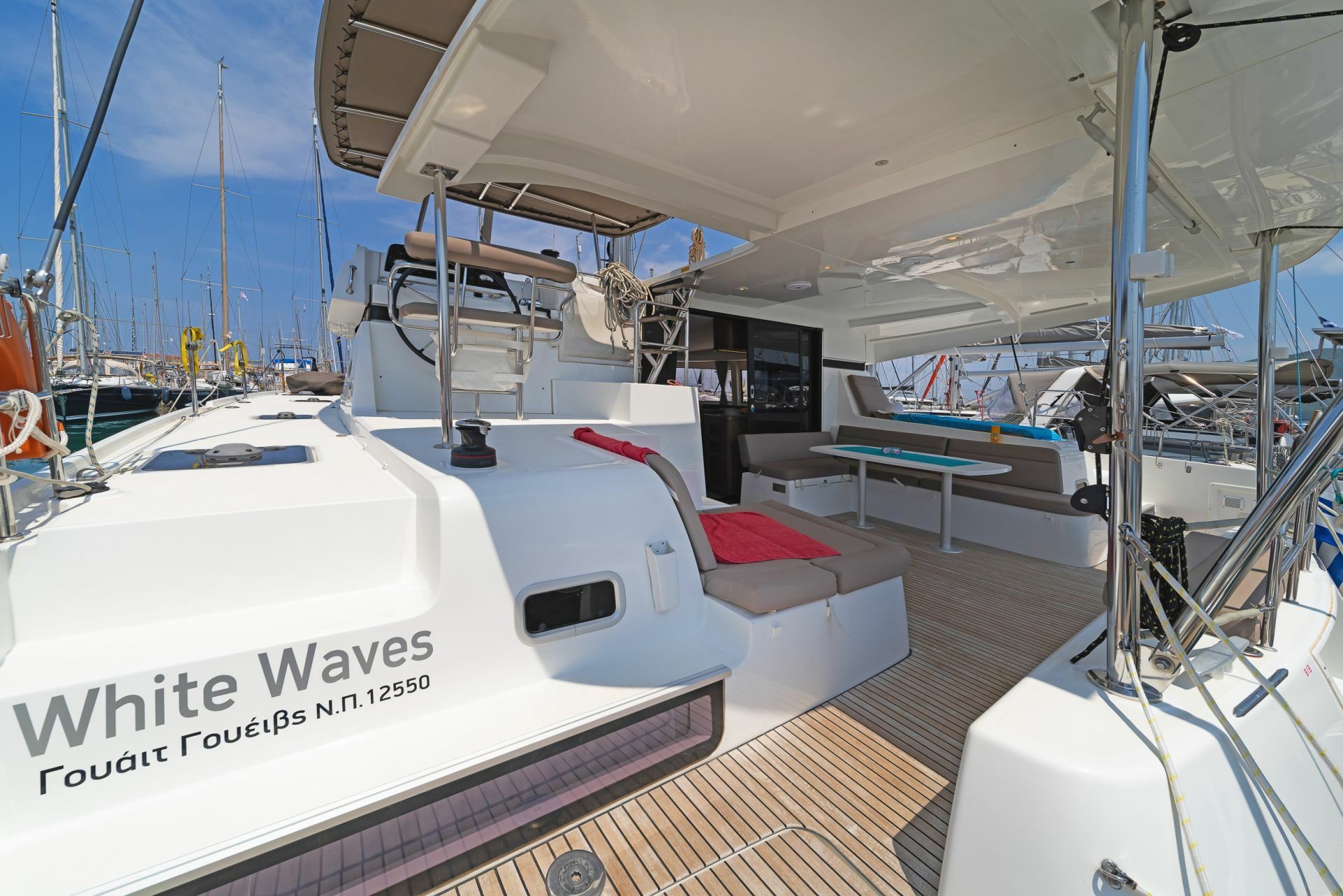Lagoon 42 | White Waves