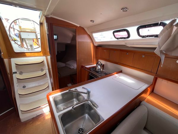 Beneteau Oceanis 37 | Wind of Change