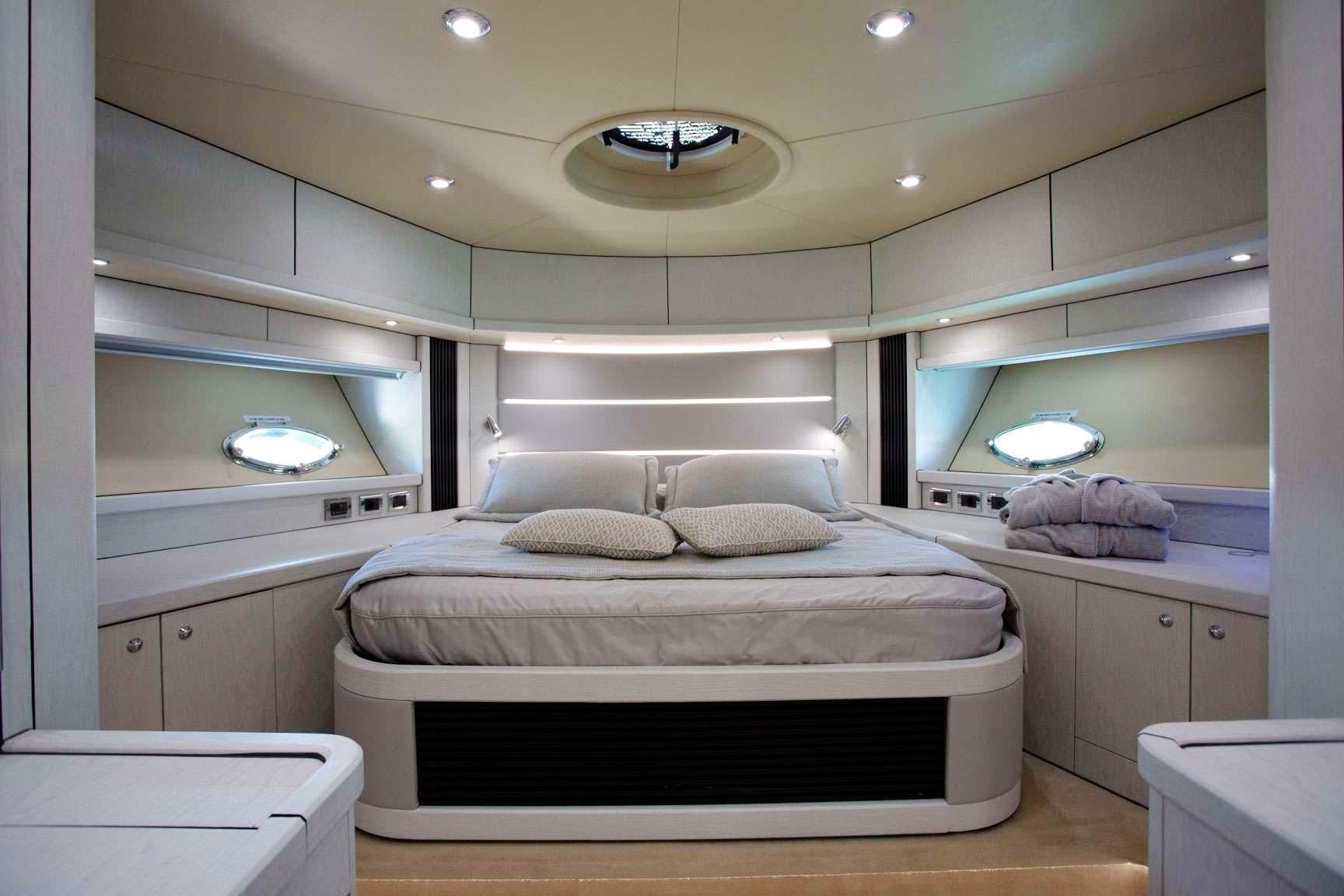 Sunseeker 82 | Light Blue