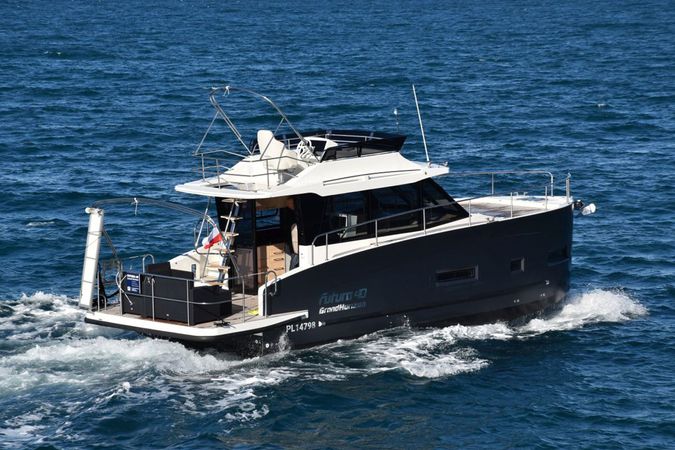 Cobra Yachts 40 | Versus