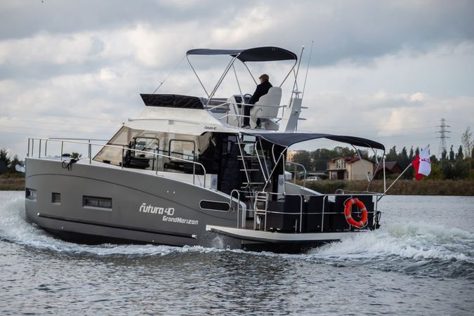 Cobra Yachts 40 | Versus