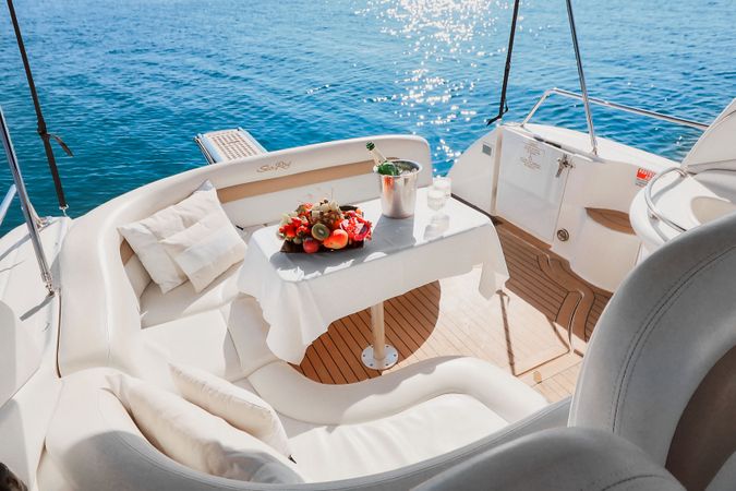 Sea Ray 375 | Escape