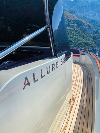 Allure 38 | Sweet Life