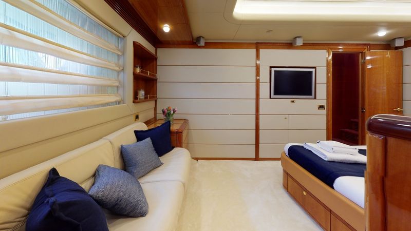 Ferretti 880 | Estia Yi