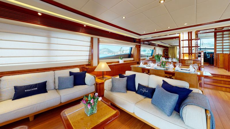 Ferretti 880 | Estia Yi