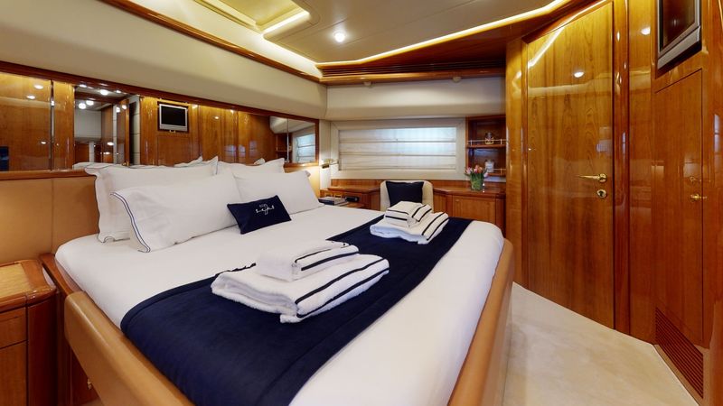 Ferretti 880 | Estia Yi