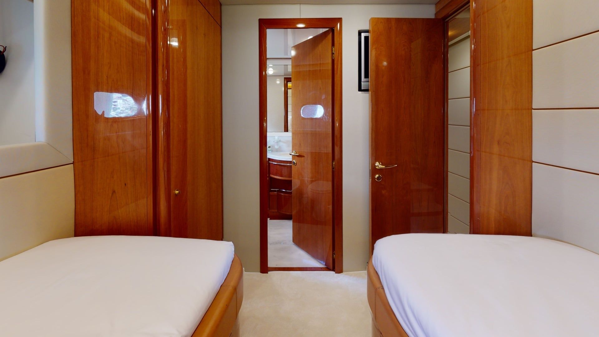 Ferretti 880 | Estia Yi