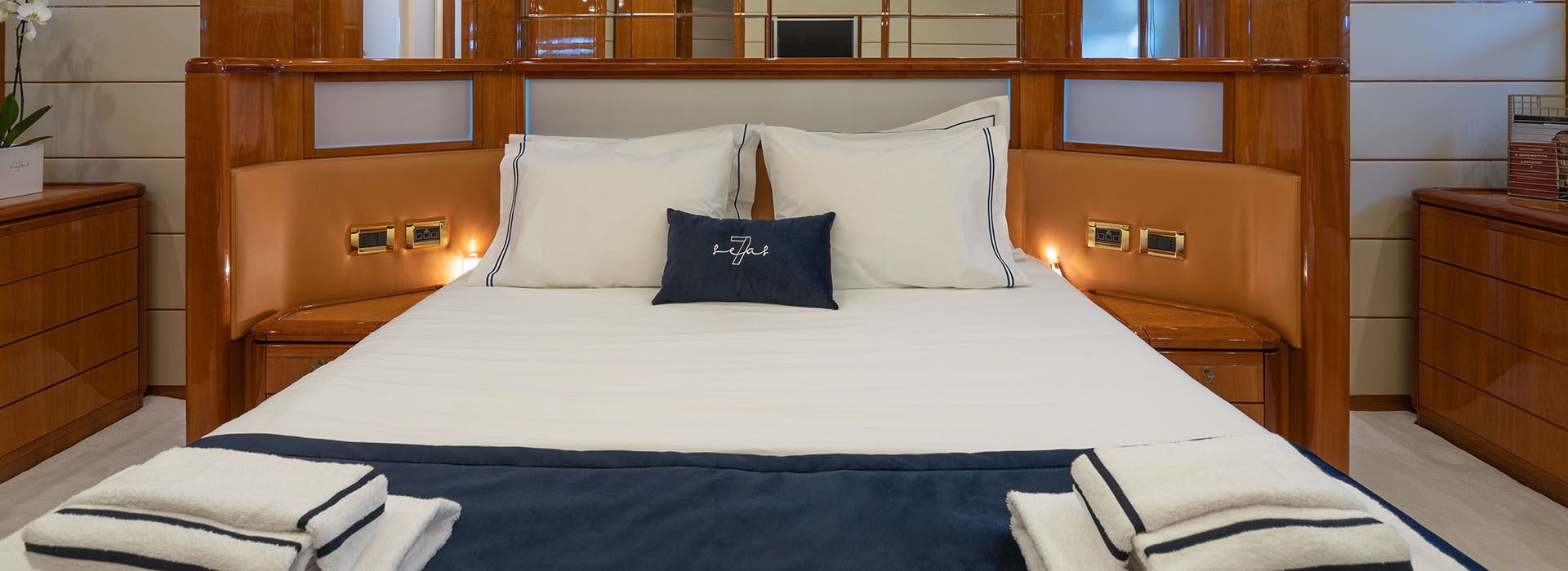 Ferretti 880 | Estia Yi