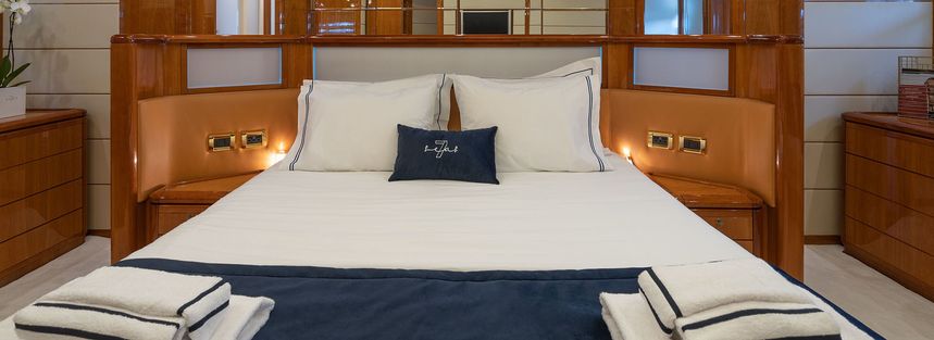 Ferretti 880 | Estia Yi