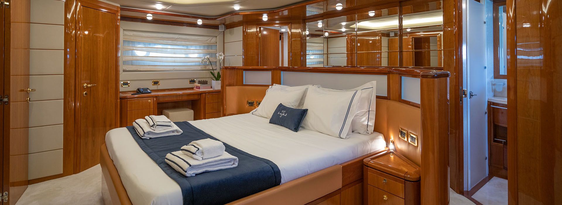 Ferretti 880 | Estia Yi