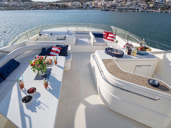 Ferretti 880 | Estia Yi