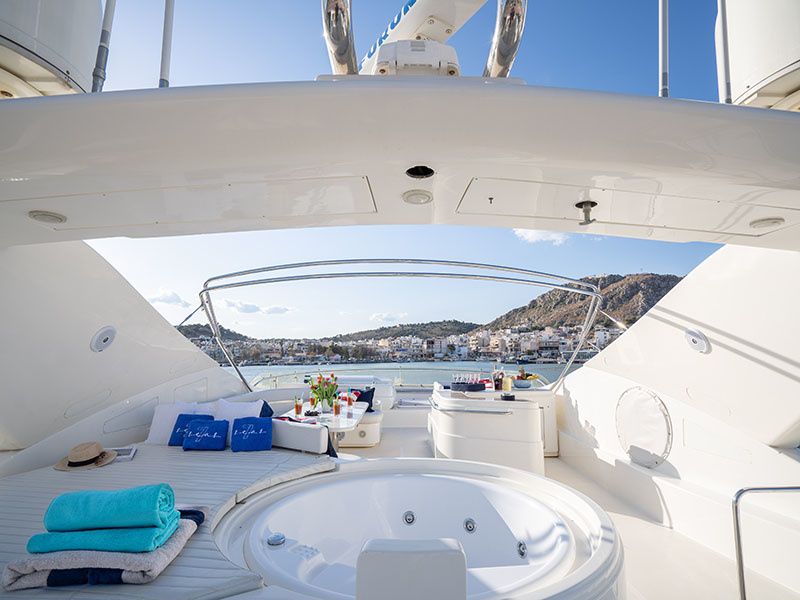 Ferretti 880 | Estia Yi