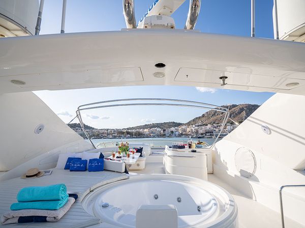 Ferretti 880 | Estia Yi