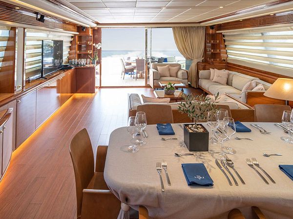 Ferretti 880 | Estia Yi